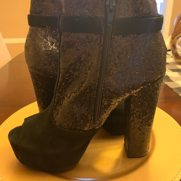 Clutch and booties set REDUCE!!!! - Picture 4 of 7